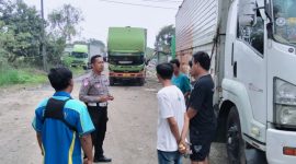 Petugas Unit Lalu Lintas Polsek Pasar Kemis memberikan imbauan keselamatan dan ketertiban berlalu lintas kepada para pengemudi truk di kawasan Pasar Kemis, Kabupaten Tangerang.