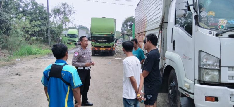 Petugas Unit Lalu Lintas Polsek Pasar Kemis memberikan imbauan keselamatan dan ketertiban berlalu lintas kepada para pengemudi truk di kawasan Pasar Kemis, Kabupaten Tangerang.