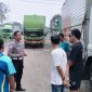 Petugas Unit Lalu Lintas Polsek Pasar Kemis memberikan imbauan keselamatan dan ketertiban berlalu lintas kepada para pengemudi truk di kawasan Pasar Kemis, Kabupaten Tangerang.