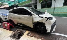 BYD Tabrak Beruntun, Ojol Terlindas di Panglima Polim